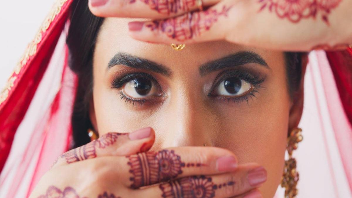 Mehndi Poses For Bride – The Complete Guide